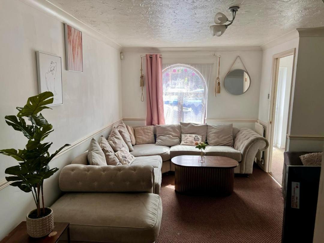 Clove, 3-4 Bed House With Garden, Free Parking, Sleeps 9 In Grays & Chafford Hundred Stifford Eksteriør bilde