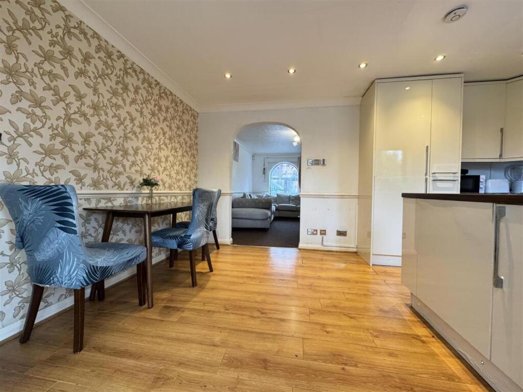 Clove, 3-4 Bed House With Garden, Free Parking, Sleeps 9 In Grays & Chafford Hundred Stifford Eksteriør bilde